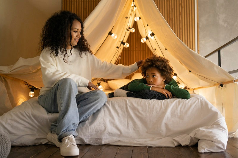 Seu filho tem medo do escuro? Confira 5 estratégias simples que podem ajudá-lo a superar o medo de dormir sozinho no quarto.